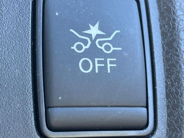 �y�G�}�[�W�F���V�[�u���[�L�z���s���ɑO���̎ԗ�����F�����A�Փ˂������Ȏ��͌x��ƃu���[�L�ŏՓˉ���Ɣ�Q�y�����A�V�X�g�B�����S�Ƀh���C�u�����y���݂��������܂��B