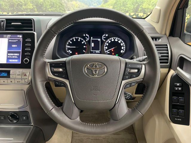 【純正革巻きステアリング】上質な革を使用することで、手にしっかり馴染みとても運転しやすいハンドルです♪