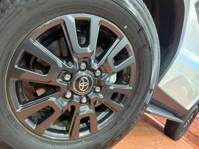 �y����18�C���`�A���~�z�C�[���z�O�ςɃ}�b�`���������A���~�z�C�[���𑕒����Ă���܂��B�e��ЊO�A���~�z�C�[����A�X�^�b�h���X�^�C�����戵�����Ă���܂��B���񂲑��k����������