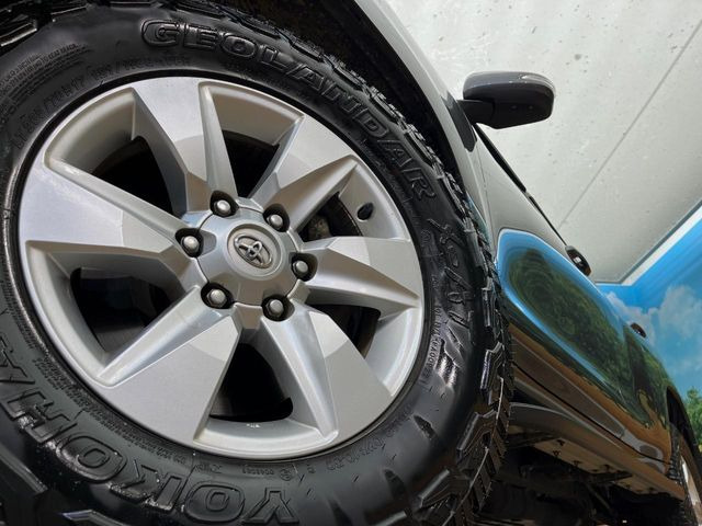 【純正17インチアルミホイール】外観にマッチした純正アルミホイールを装着しております。各種社外アルミホイールや、スタッドレスタイヤも取扱いしております。是非ご相談ください♪