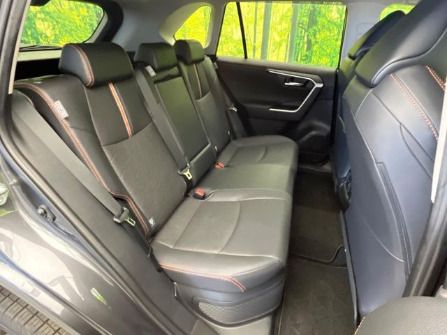 後部座席も気になるようなキズ・汚れやへたり等、大きなダメージはなく、良好な状態です。