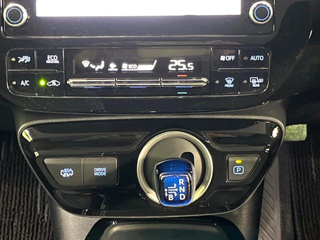 【オートエアコン】一度お好みの温度に設定すれば、車内の温度を検知し風量や温度を自動で調整。暑い&hellip;寒い&hellip;と何度もスイッチ操作をする必要はありません。快適な車内空間には必須の機能ですね♪