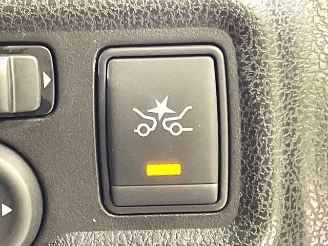 �y�G�}�[�W�F���V�[�u���[�L�z���s���ɑO���̎ԗ�����F�����A�Փ˂������Ȏ��͌x��ƃu���[�L�ŏՓˉ���Ɣ�Q�y�����A�V�X�g�B�����S�Ƀh���C�u�����y���݂��������܂��B