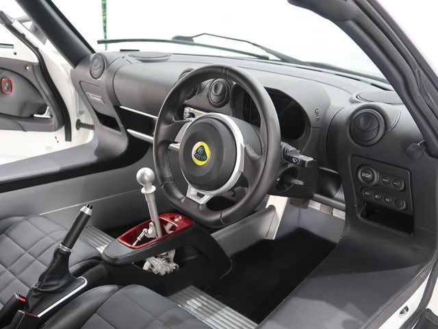 人気のオプションなどが多く装備されている車内です。気になるポイントなどもお気軽にお問い合わせください。