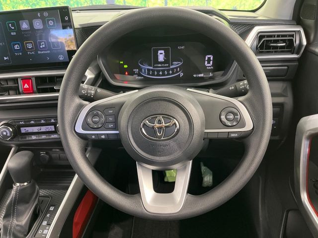 �C���e���A�ɍ��킹���f�U�C���̃X�e�A�����O�́A�^�]�������̂��Ƃ��l���A�^�]���₷���`��A�傫���ł��B�����x�A���ۂɐG���Ă��m���߂��������B