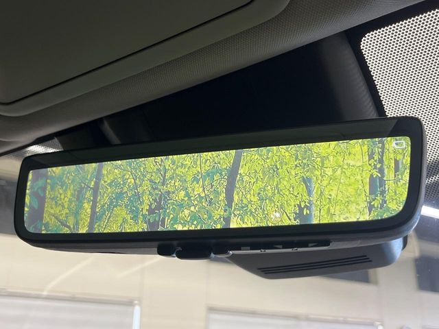 【デジタルインナーミラー】後席の大きな荷物や同乗者で後方が確認しづらい時でも安心!カメラが撮影した車両後方の映像をルームミラー内に表示。クリアな視界で状況の確認が可能です!