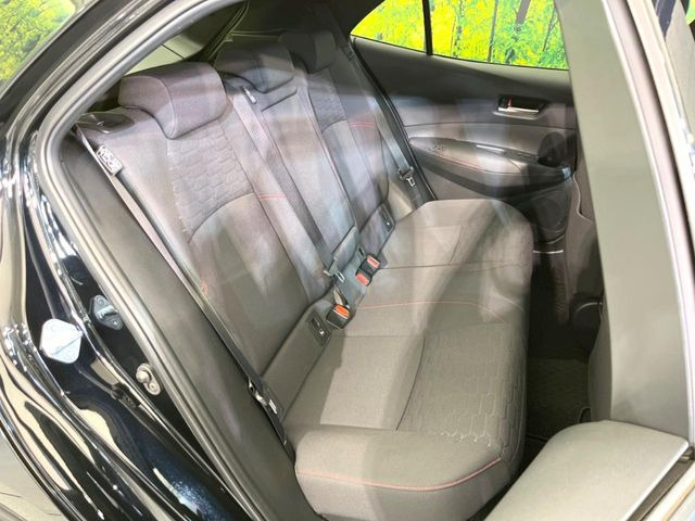 広々とした2列目シートは居住性が高く、居心地も快適!友達や家族とのお出かけにぴったりです。ベビーシートやチャイルドシート使用時も快適にお過ごしいただける十分な空間を確保しています。