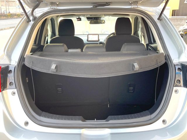 ���i�̂���������ʋ΁A���}���ɏ\���ȉ׎��X�y�[�X���m�ۂ��Ă���܂��B�Z�J���h�V�[�g��|���ƁA�傫�ȉו��̐ύڂ��\�ł���