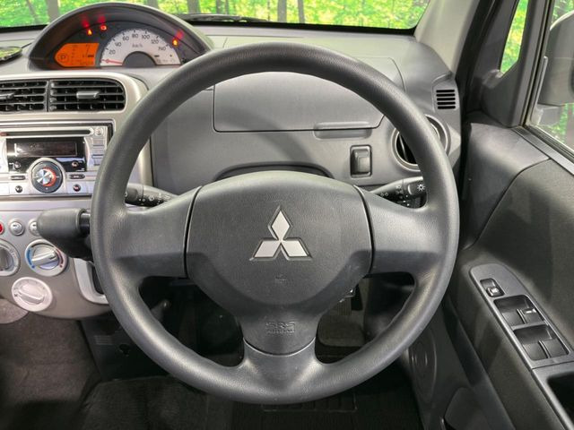 �C���e���A�ɍ��킹���f�U�C���̃X�e�A�����O�́A�^�]�������̂��Ƃ��l���A�^�]���₷���`��A�傫���ł��B�����x�A���ۂɐG���Ă��m���߂��������B