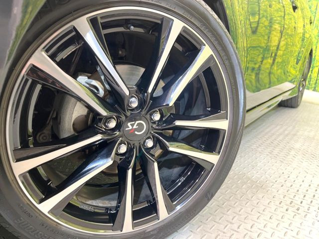 【純正18インチアルミホイール】外観にマッチした純正アルミホイールを装着しております。各種社外アルミホイールや、スタッドレスタイヤも取扱いしております。是非ご相談ください♪