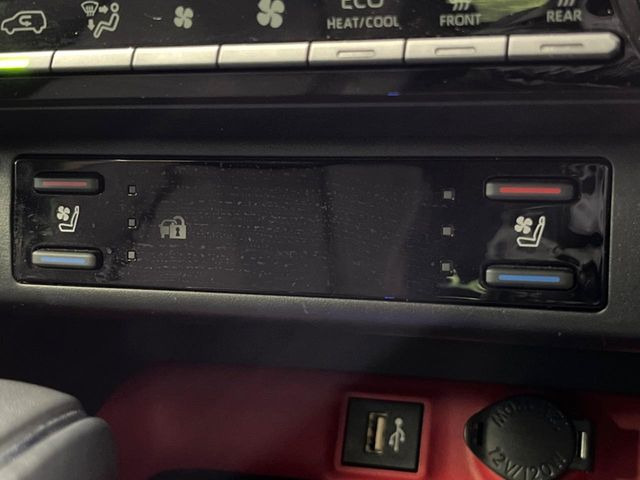 【シートベンチレーション】夏場は涼しい風でお尻や背中の熱やムレを防ぎ、冬はエアコンよりも早く温まってポカポカに!季節を問わず快適に過ごせます。