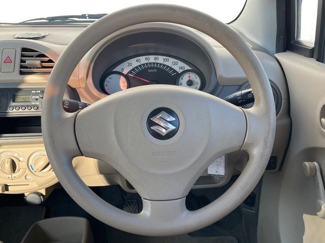 �C���e���A�ɍ��킹���f�U�C���̃X�e�A�����O�́A�^�]�������̂��Ƃ��l���A�^�]���₷���`��A�傫���ł��B�����x�A���ۂɐG���Ă��m���߂��������B