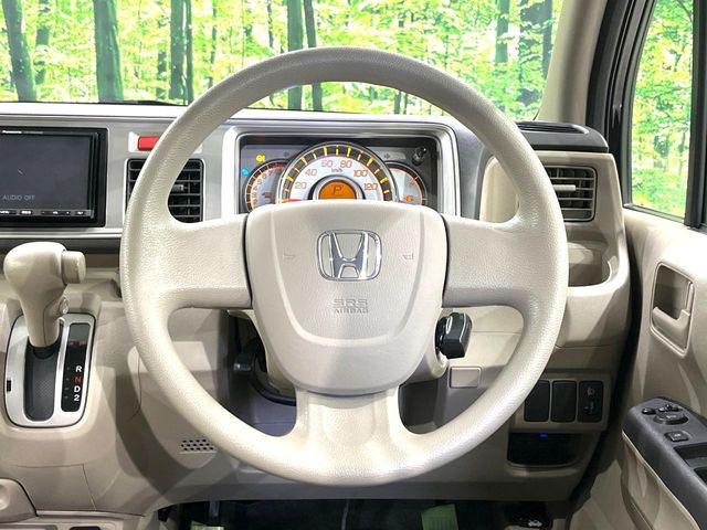 �C���e���A�ɍ��킹���f�U�C���̃X�e�A�����O�́A�^�]�������̂��Ƃ��l���A�^�]���₷���`��A�傫���ł��B�����x�A���ۂɐG���Ă��m���߂��������B