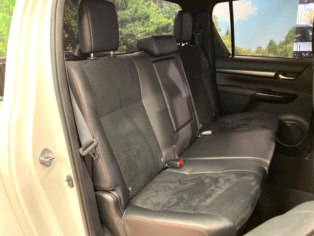 後部座席も気になるようなキズ・汚れやへたり等、大きなダメージはなく、良好な状態です。