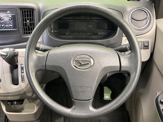 �C���e���A�ɍ��킹���f�U�C���̃X�e�A�����O�́A�^�]�������̂��Ƃ��l���A�^�]���₷���`��A�傫���ł��B�����x�A���ۂɐG���Ă��m���߂��������B