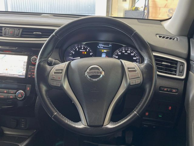 �C���e���A�ɍ��킹���f�U�C���̃X�e�A�����O�́A�^�]�������̂��Ƃ��l���A�^�]���₷���`��A�傫���ł��B�����x�A���ۂɐG���Ă��m���߂��������B