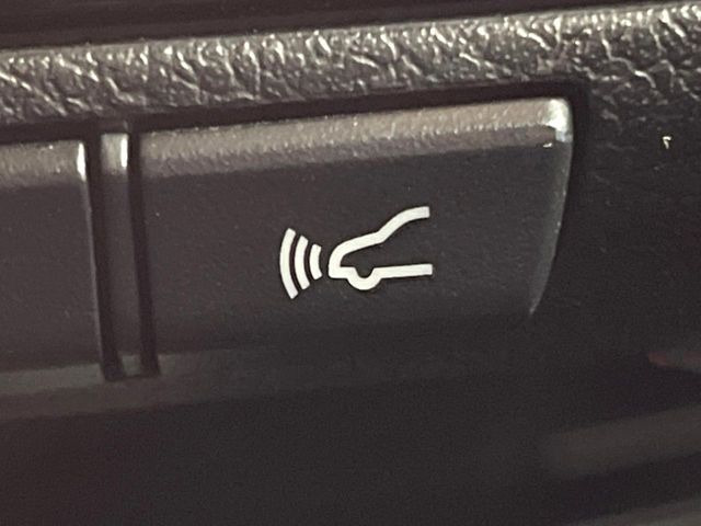 【トヨタセーフティセンス】走行中に前方の車両等を認識し、衝突しそうな時は警報とブレーキで衝突回避と被害軽減をアシスト。より安全にドライブをお楽しみいただけます。