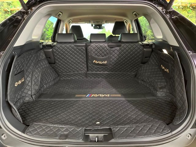 ���i�̂���������ʋ΁A���}���ɏ\���ȉ׎��X�y�[�X���m�ۂ��Ă���܂��B�Z�J���h�V�[�g��|���ƁA�傫�ȉו��̐ύڂ��\�ł���