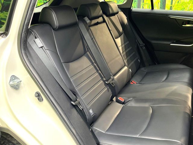 後部座席も気になるようなキズ・汚れやへたり等、大きなダメージはなく、良好な状態です。