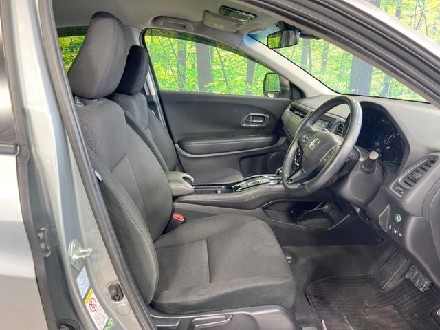 運転席まわりには十分なスペースがあり、大柄な方でもゆったり運転していただける環境です。