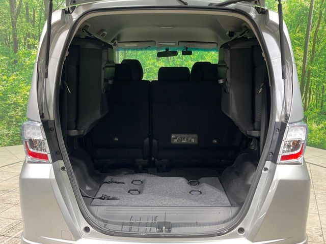 積み下ろしのしやすいデッキにはたっぷりと荷物を積み込んでいただけます。遊びから仕事まで、様々なシーンで頼れます♪