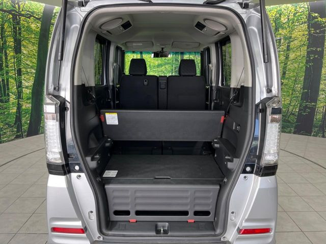 ���i�̂���������ʋ΁A���}���ɏ\���ȉ׎��X�y�[�X���m�ۂ��Ă���܂��B�Z�J���h�V�[�g��|���ƁA�傫�ȉו��̐ύڂ��\�ł���