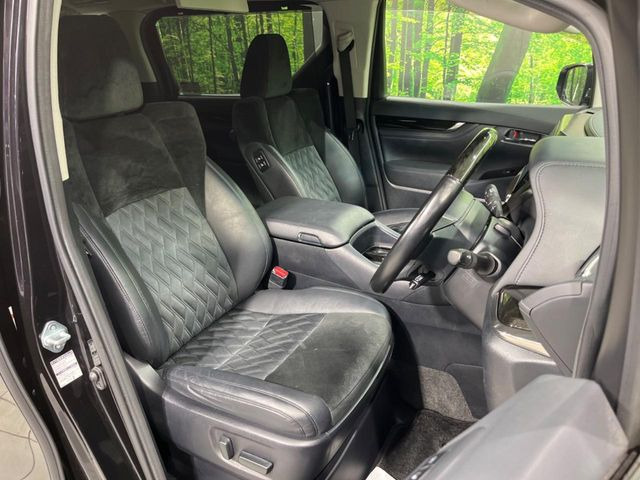 運転席まわりには十分なスペースがあり、大柄な方でもゆったり運転していただける環境です。