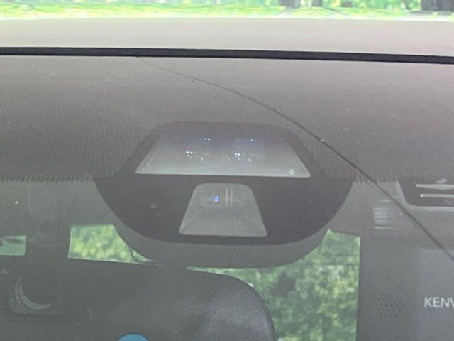 【衝突軽減装置】走行中に前方の車両等を認識し、衝突しそうな時は警報とブレーキで衝突回避と被害軽減をアシスト。より安全にドライブをお楽しみいただけます。