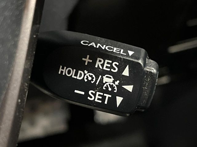 【レーダークルーズコントロール】高速道路での長距離走行が楽に!!自動で速度を保つクルーズコントロールが、衝突軽減システムと連携し、前方の車両を感知して車間を保つように速度調節してくれます!!