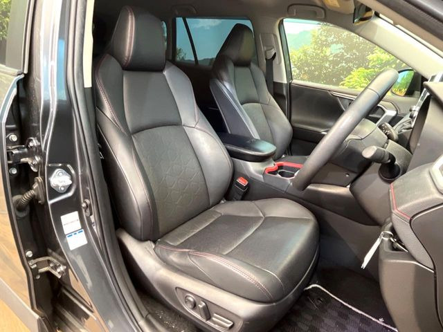 【合皮レザーシート】汚れのふき取りが容易でメンテナンスもが簡単な、機能性に優れる合成皮革を採用した上質なシートです。座り心地もよく、高級感あふれる心地良い車内空間を演出してくれます。