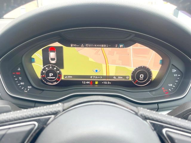 ���o�[�`�����R�b�N�s�b�g:�S�̂��t���p�l���ƂȂ��Ă����i�I�ȃ��[�^�[�p�l���B�ʏ�̃X�s�[�h���[�^�[�Ƃ��Ă̋@�\�͂������A�i�r�E�I�[�f�B�I�@�\�̊m�F�E������ł��A�^�]�ɏW�����₷���Ȃ��Ă���܂��B