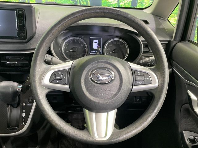 �C���e���A�ɍ��킹���f�U�C���̃X�e�A�����O�́A�^�]�������̂��Ƃ��l���A�^�]���₷���`��A�傫���ł��B�����x�A���ۂɐG���Ă��m���߂��������B