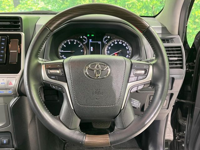 【ウッドコンビステアリング】高級感ある木目調パーツを採用した手に良く馴染むコンビハンドル。運転席廻りの雰囲気も一気に豪華になります!