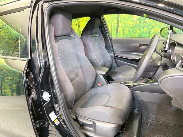 運転席まわりには十分なスペースがあり、大柄な方でもゆったり運転していただける環境です。