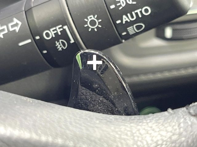 【パドルシフト】ハンドルから手を離さずに素早くシフトアップ&ダウンができるので、エンジンブレーキを使う下り坂や高速道路の合流で加速したい場面で役立ちます。