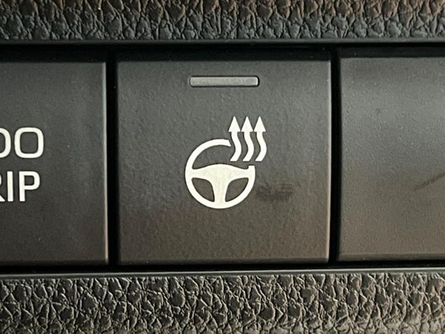 【ステアリングヒーター】冬場に冷たくなりやすい革巻きステアリングを、スイッチ一つで素早く適温に!エアコンよりも早く温まってくれるので、寒い日の運転も快適になりますね♪