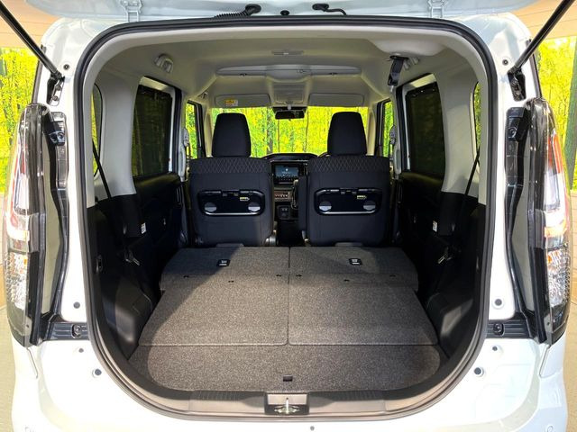 ���i�̂���������ʋ΁A���}���ɏ\���ȉ׎��X�y�[�X���m�ۂ��Ă���܂��B�Z�J���h�V�[�g��|���ƁA�傫�ȉו��̐ύڂ��\�ł���