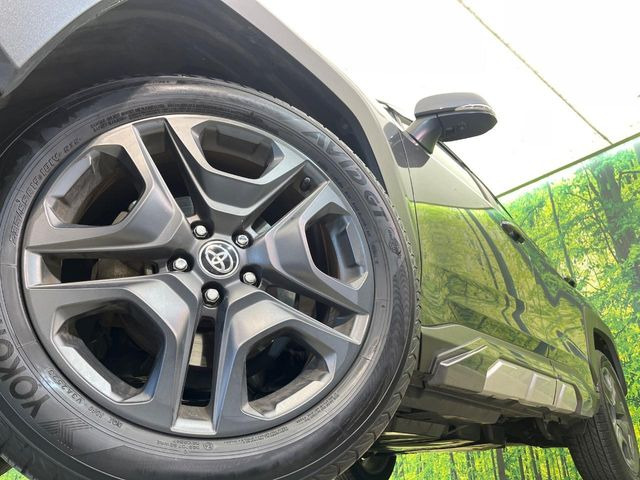 【グレード専用純正19インチアルミホイール】デザイン性の高い純正アルミホイールを装着しております。各種社外アルミホイールや、スタッドレスタイヤも取扱いしております。是非ご相談ください♪