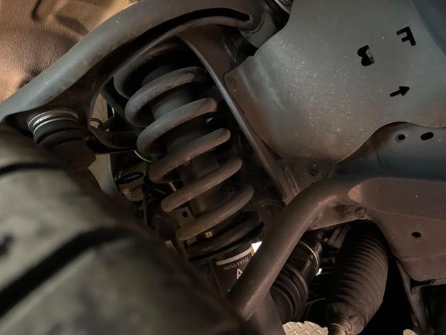 お車を安心してお乗りいただく為には、足回りの定期点検が欠かせません。サービスサポート(有償保証)では無料点検もご提供しており、安心のカーライフをお過ごしいただけるサポート体制が整っています。