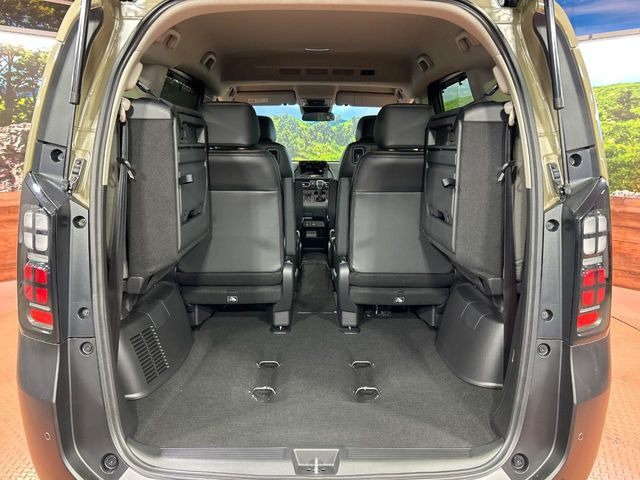 ���i�̂���������ʋ΁A���}���ɏ\���ȉ׎��X�y�[�X���m�ۂ��Ă���܂��B�Z�J���h�V�[�g��|���ƁA�傫�ȉו��̐ύڂ��\�ł���