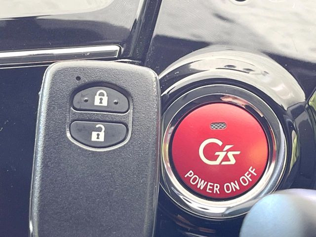 【スマートキー】カバンやポケットに入れたままでもドアの施錠・解錠が可能なスマートキーを装備。エンジンのオン・オフ時もカギを取り出す必要が無いからとっても便利です♪