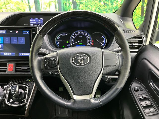 �C���e���A�ɍ��킹���f�U�C���̃X�e�A�����O�́A�^�]�������̂��Ƃ��l���A�^�]���₷���`��A�傫���ł��B�����x�A���ۂɐG���Ă��m���߂��������B