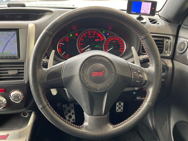 �y�����v�����X�e�A�����O�z�㎿�Ȋv���g�p���邱�ƂŁA��ɂ����������݂ƂĂ��^�]���₷���n���h���ł���