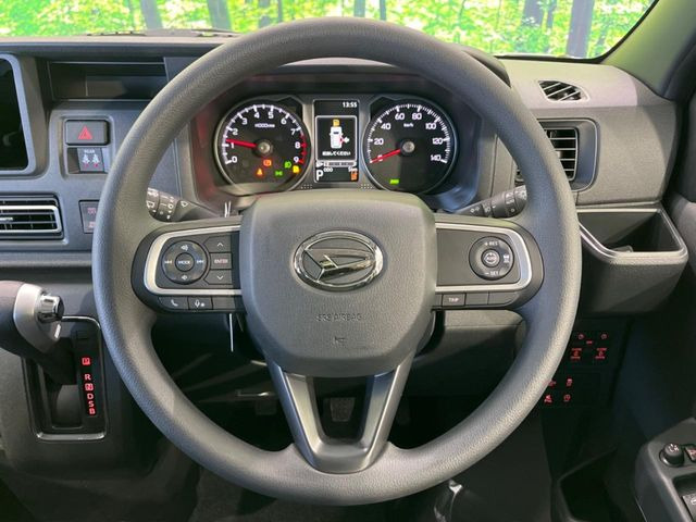 �C���e���A�ɍ��킹���f�U�C���̃X�e�A�����O�́A�^�]�������̂��Ƃ��l���A�^�]���₷���`��A�傫���ł��B�����x�A���ۂɐG���Ă��m���߂��������B