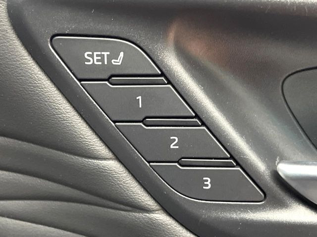 【メモリー機能付きパワーシート】ドライバーごとに設定したシート位置を記憶して、ボタン一つで切り替えできる便利な機能!運転する方が複数名いらっしゃるご家庭におすすめです♪