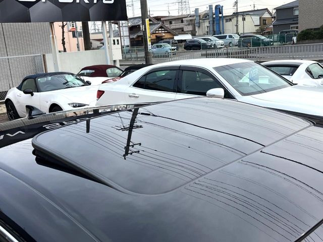 【ムーンルーフ】開放感たっぷりの希少装備、ムーンルーフが装着されています!車内に明かりを取り入れたり景色を楽しむ以外にも、車内の空気も簡単に換気できて快適です!