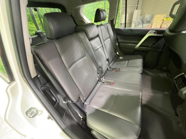 後部座席も気になるようなキズ・汚れやへたり等、大きなダメージはなく、良好な状態です。