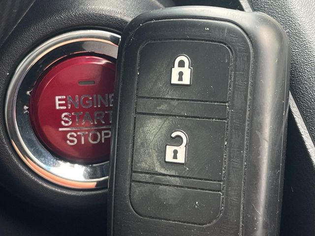 �yHonda�X�}�[�g�L�[�z�J�o����|�P�b�g�ɓ��ꂽ�܂܂ł��h�A�̎{���E�������\�ȃX�}�[�g�L�[�𑕔��B�G���W���̃I���E�I�t�����J�M�����o���K�v����������Ƃ��Ă��֗��ł���