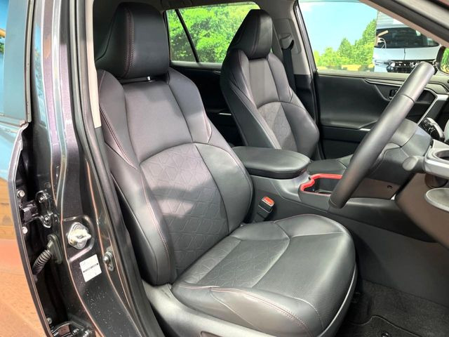 【黒革シート】上質な本革を使用し、高級感あふれる黒革シート。常に体に触れる部分だから、座り心地の良さにはこだわりたいですね♪汚れの付着や劣化を抑制する内装コーティング施工もおススメですよ♪