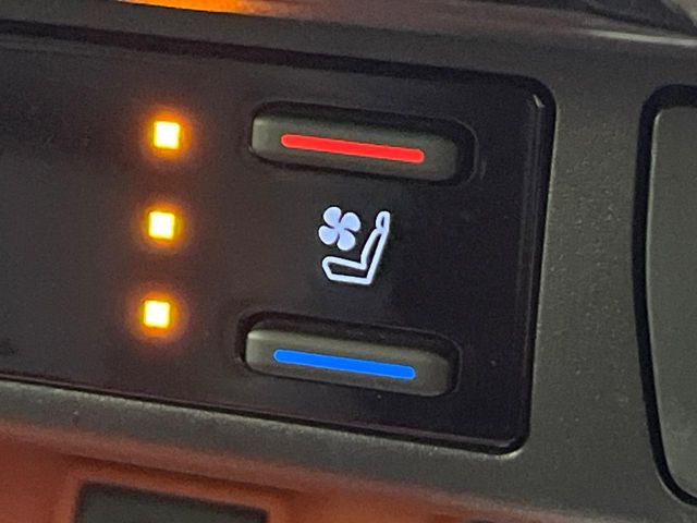 【シートベンチレーション】夏場は涼しい風でお尻や背中の熱やムレを防ぎ、冬はエアコンよりも早く温まってポカポカに!季節を問わず快適に過ごせます。